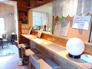 店内はテーブル3つ（10席）とカウンター（4席）があります