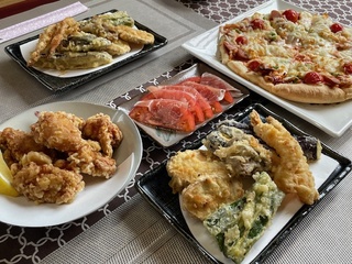 季節の野菜天ぷら、自家製ピザは人気のメニューです