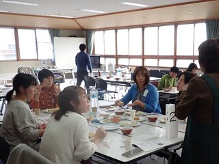 試食するチーズの種類と特徴を説明