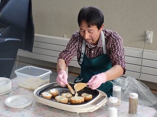 チーズを溶かしてパンに乗せる酪恵舎オリジナルのハイジパン