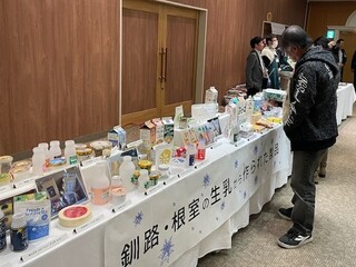 根釧の生乳が使われている商品パッケージを展示