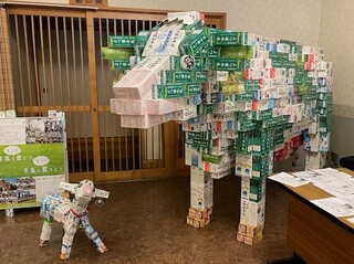 牛乳パック1,500個で作られたジャンボ牛