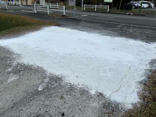 写真3.石灰散布した庁舎出入り口