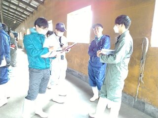 熱心に質問をする職員