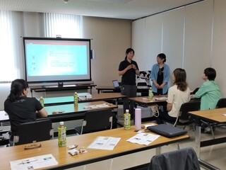 普及センター職員が勉強会開催の挨拶をしている様子
