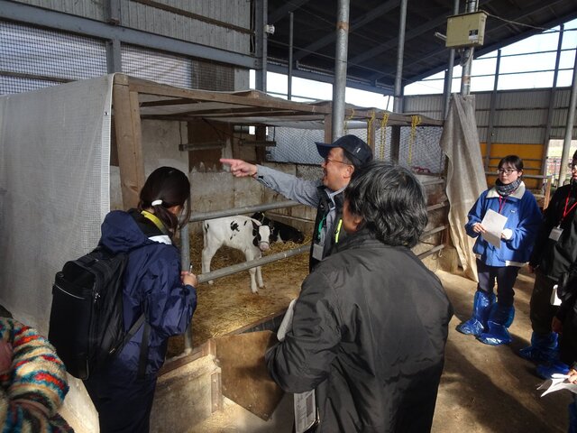 施設の説明をする松本指導農業士