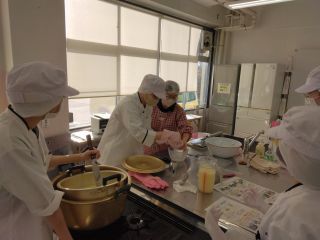 チーズの固まり具合をチェック