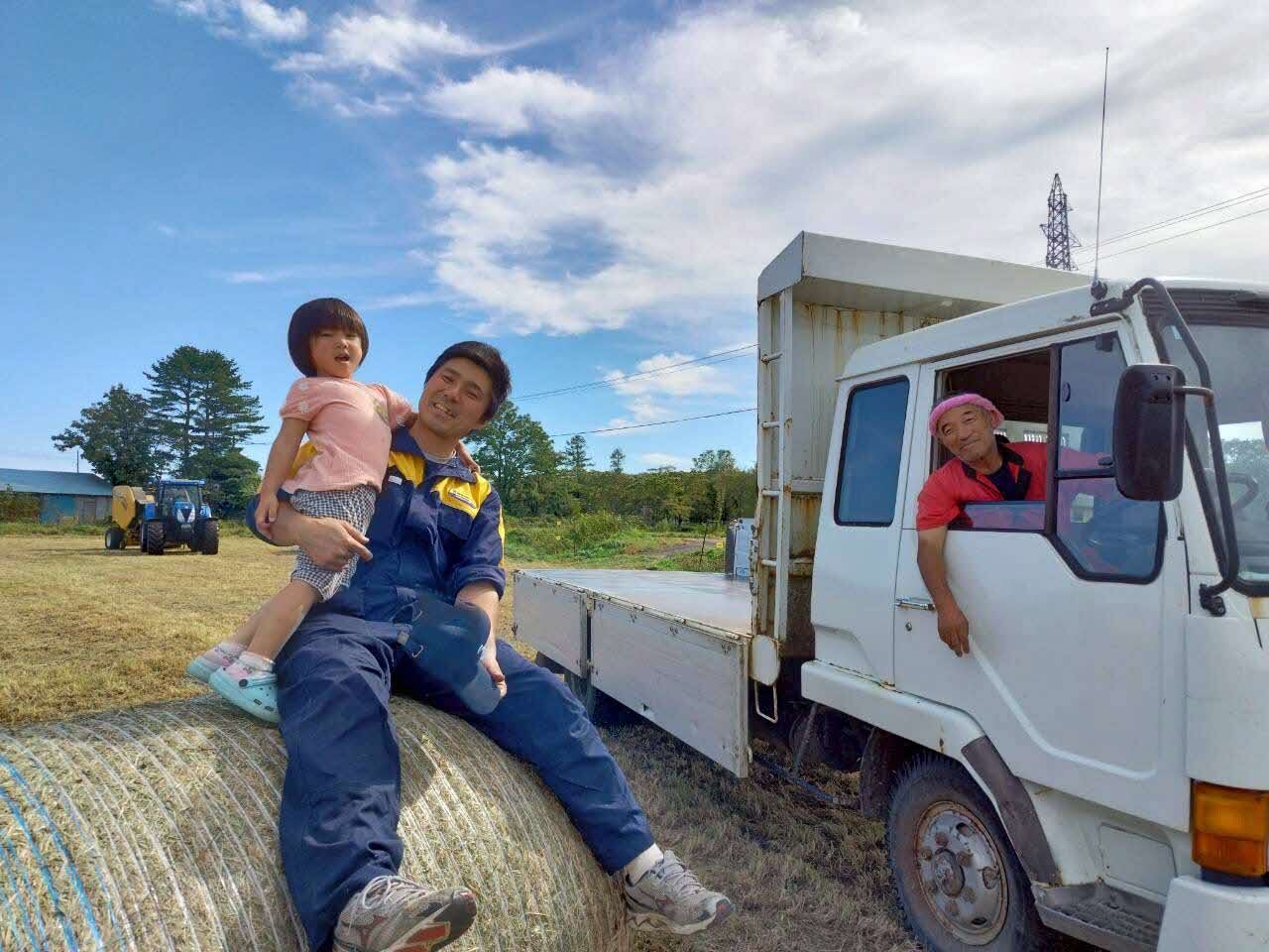 親子が空の下で笑っている姿がうつる作品