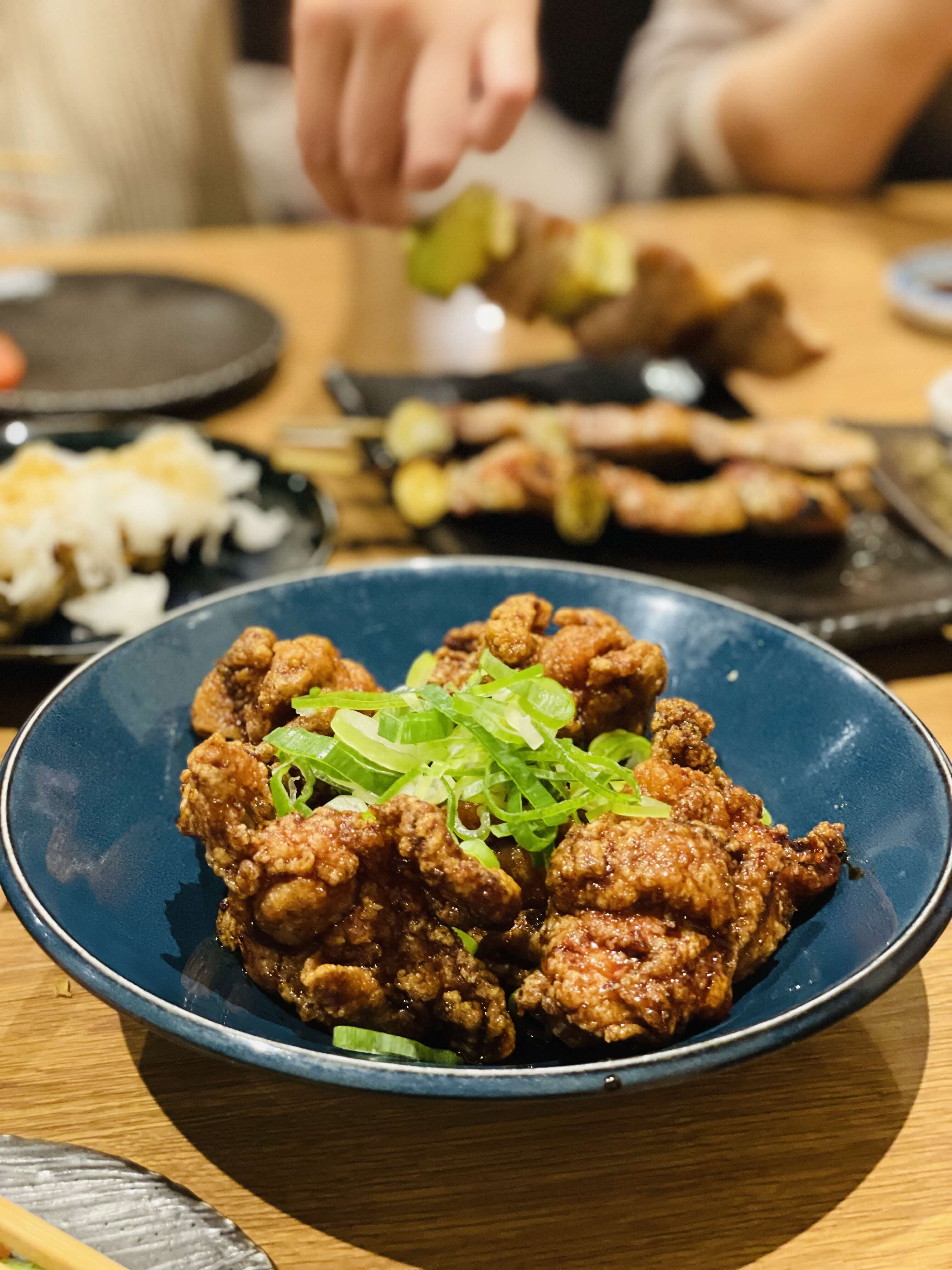 飲食店にてザンタレがうつる作品