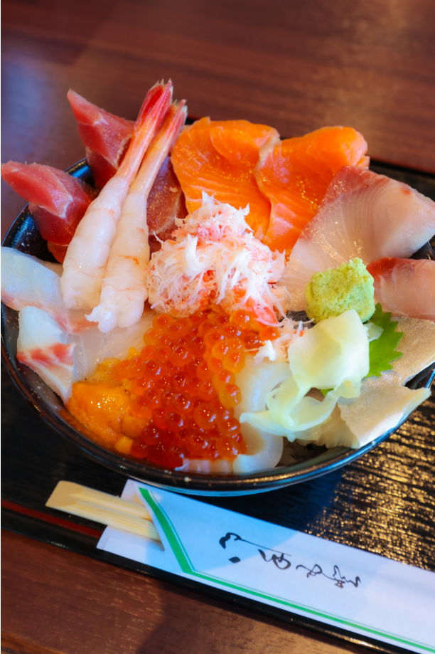 美味しそうな海鮮丼がうつる作品