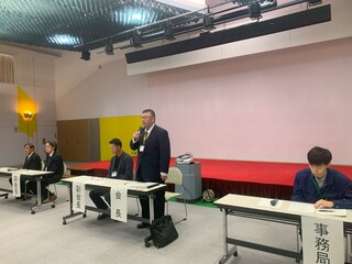 総会で挨拶をする坂本会長
