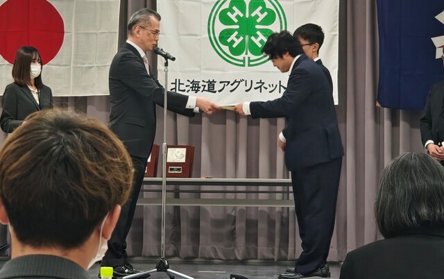 受賞される佐藤さん