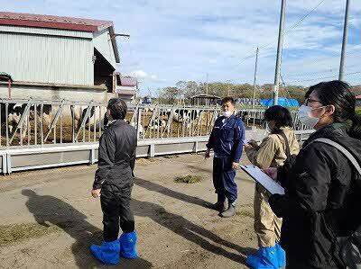 櫻井場長より説明を受ける普及センター職員