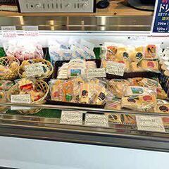 （写真）直売所店内にならぶチーズ