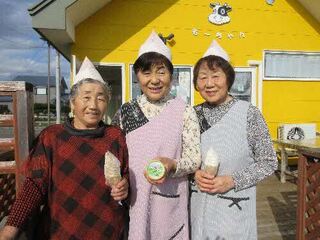 （写真）音別地域の3人がおいしいアイスに仕上げます