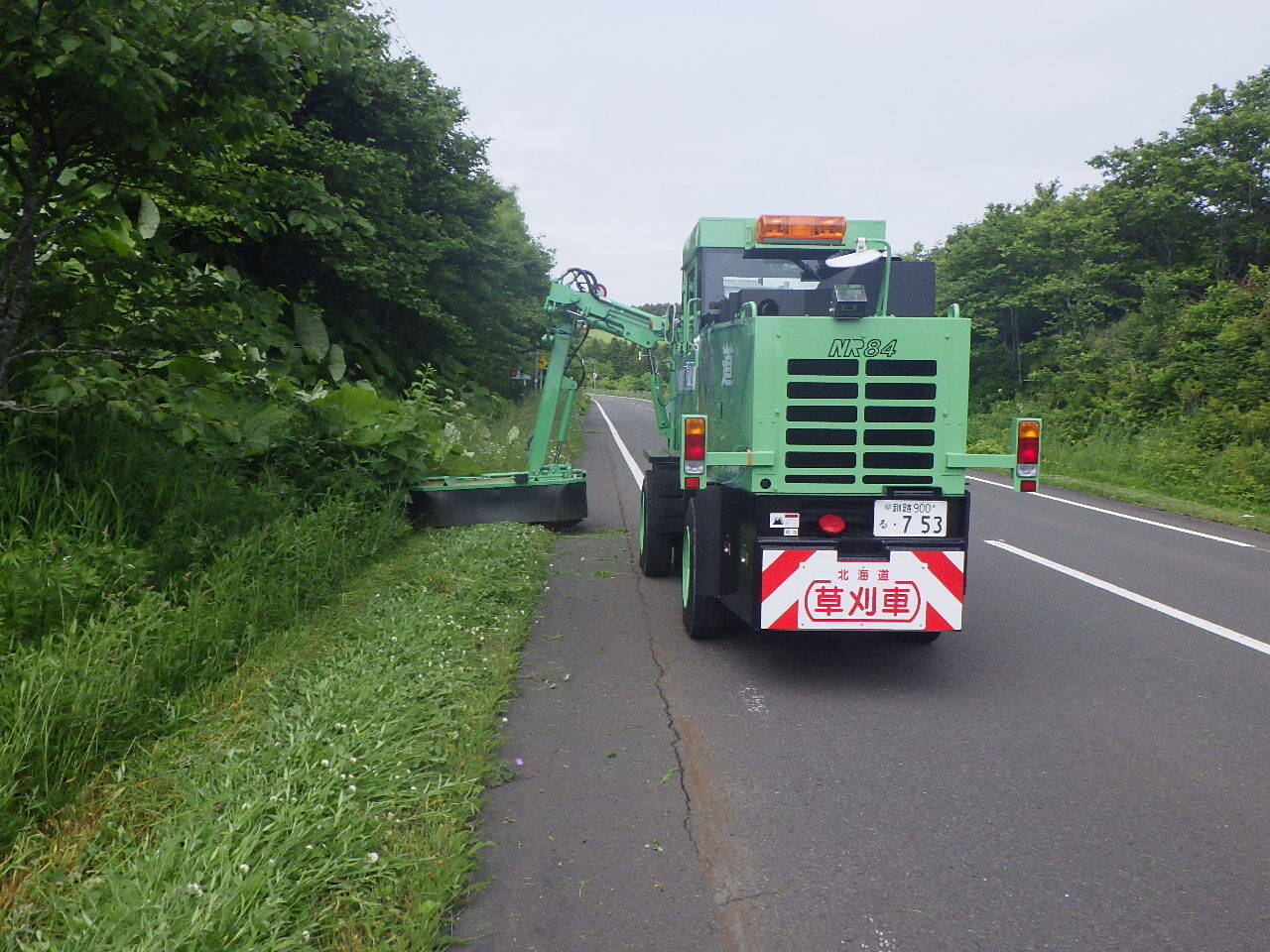 歩道と道路路肩の草刈