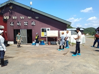 視察の様子（牛舎前）