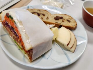 チーズを使った具材たっぷりの「わんぱくサンド」を昼食として提供